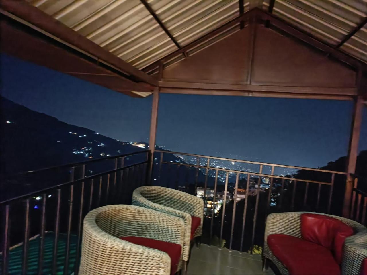 King Castle Mcleodganj-Centrally Heated And Air Cooled- Near Mall Road - Free Parking Дармсала Екстер'єр фото